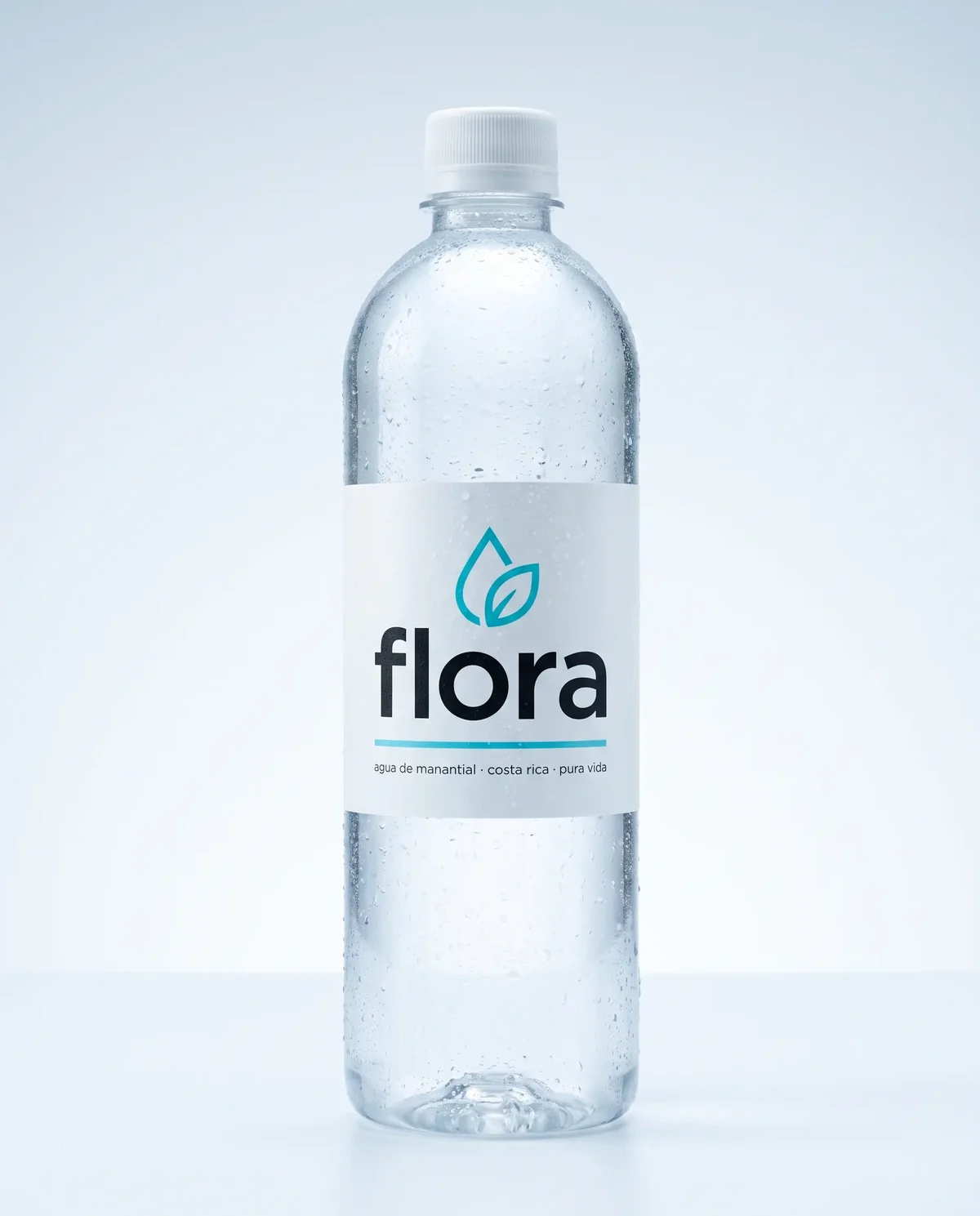 Flora — botella de agua de manantial de Costa Rica